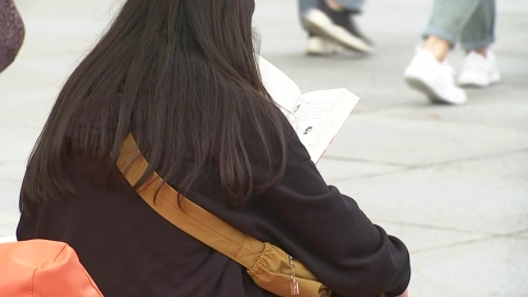 'Han River Fever' Seoul Outdoor Library Reading Outing 'Bookjeok'