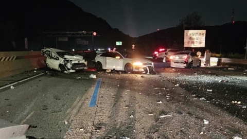 8 car crash on Gyeongbu Expressway...2 dead and 12 injured.