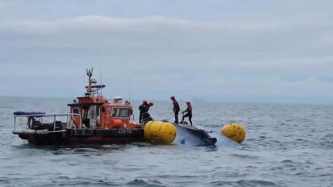 A fishing boat on the west coast of Taean overturned one...a six-member rescue