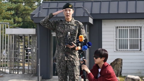 BTS J-Hope discharged from the military amid the members' hospitality...I'm leaving the army singing a military song.