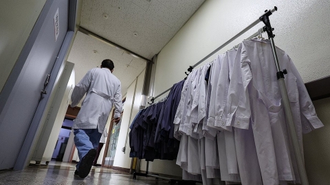 Korean Doctors "I Want to Go to Vietnam"...Dozens of foreign doctors take the English test.