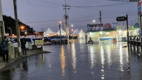 The Taean festival hall is flooded with water, so about 100 people have to evacuate...High tide coincides with the tsunami warning.