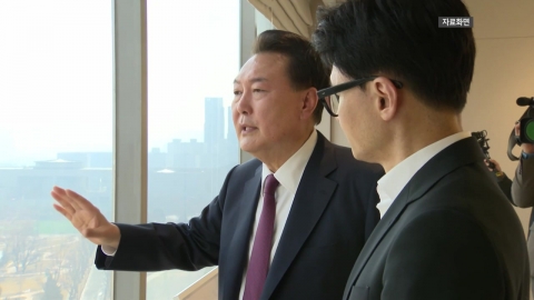  President Yoon begins talks with representative Han Dong-hoon at the presidential office in Yongsan.