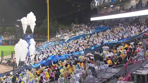 Fans who enjoyed autumn baseball despite the pouring rain...There are a lot of stories, too.