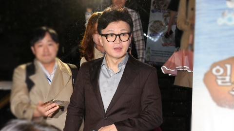 Tie, liquor, pine nuts...Han Donghoon, who used to do "Reporting a Gift".