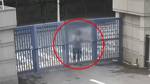 CCTV of a security guard in his 70s who was crushed by a school gate..."The residents shake it and break it."