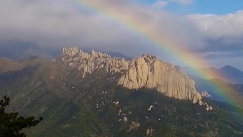 "Taepung-like strong wind"...A rainbow hanging on the Ulsan rock. [Anchor Report]