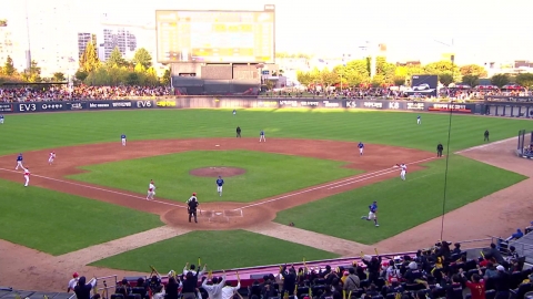 Turn the tables with 2 wild pitches...KIA gets the upper hand in Game 1 of the Korean Series.