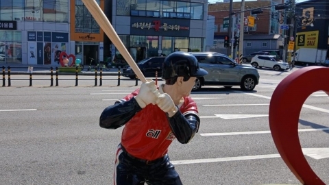 Professional baseball player Kim Sung-han's sculpture was damaged again in a month...a request for investigation