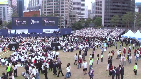 "Hundreds of thousands of people gathered." A religious group rally in downtown Seoul...heavy traffic