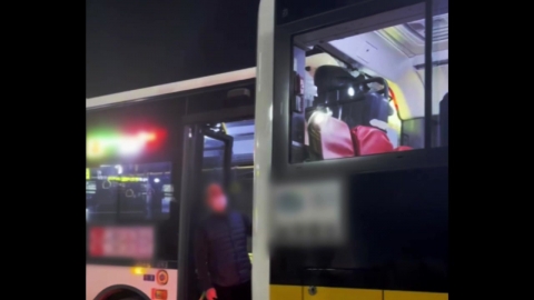 Two back-and-forth buses in Suwon...The window. "Bang Chang."