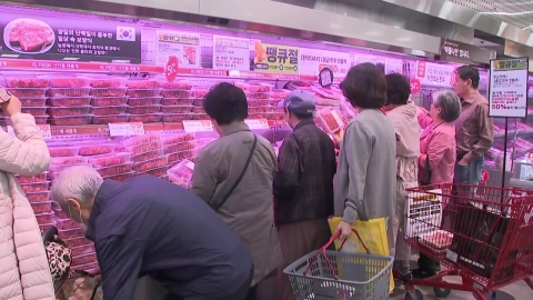 "Let's buy Korean beef for half the price"... "Open Run" at the supermarket on "Korean Beef Day" sale.