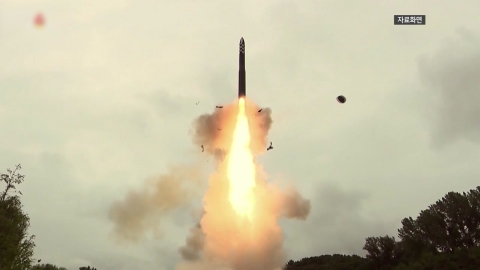 윤 대통령, 북한 ICBM 발사에 "빈틈없이 대비...엄중 조치"