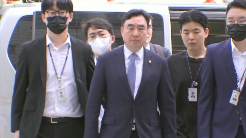 Former lawmaker Yoon Kwan-seok, "Democratic Party of Korea's Money Envelope," has been sentenced to two years in prison...Supreme Court's First Judgment