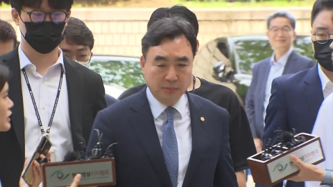 Democratic Party's First Supreme Court Judgment on 'Money Envelope'...Former lawmaker Yoon Kwan-seok has been sentenced to two years in prison.