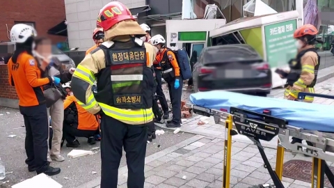 A woman in her 70s who was driving in a car rushed to a restaurant...Four people will get hurt.