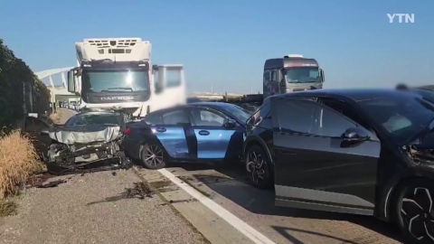 A series of holiday highway accidents...In Uijeongbu, a car hits a sidewalk.