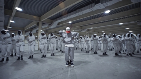 지드래곤 ‘POWER’ 퍼포먼스 영상 공개…대규모 군무에 압도