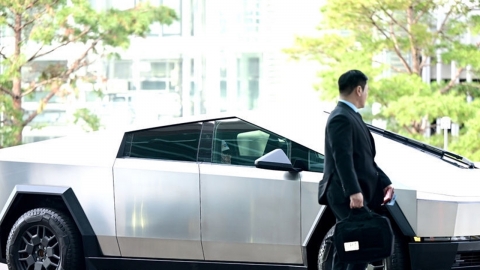 "I was wondering who'd get on two cars in Korea".GD appears in 'Cybertruck'