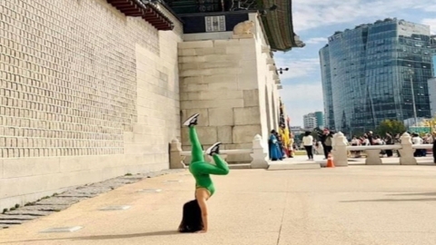 Vietnamese leggings 女 doing yoga at Gyeongbokgung Palace..."Shameful" vs "Respectful"