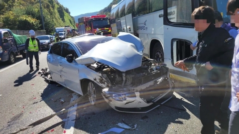 It's Daegu Busan High Speed, and it's a seven-car collision, including a bus.Two people, a slight injury.