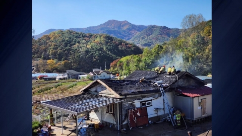 The fire of a detached house in Yeongdong, North Chungcheong Province...People in their 60s inhale smoke.