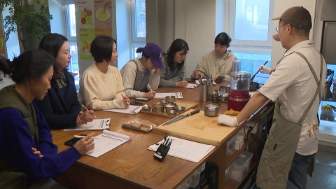 "The black and white chef is here".Seoul, a global gastronomic city, has taken off.