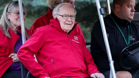 'Investment genius' Buffett sells Apple and buys Domino's Pizza