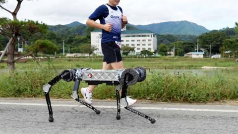 42.195km to go!a four-legged robot that runs a full marathon.