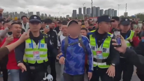 A volunteer wearing a Japanese uniform..."China is completely defeated in manners".