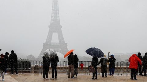 Paris buried in heavy snow...Traffic jams throughout France