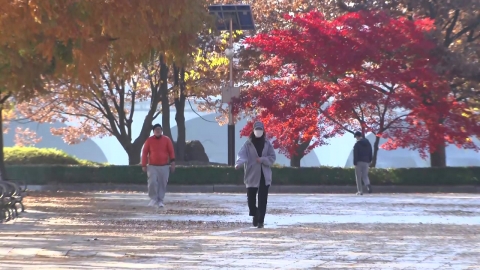 [Weather] Holidays, temperatures are higher than usual...Downtown, Last Autumn Leaves in full swing