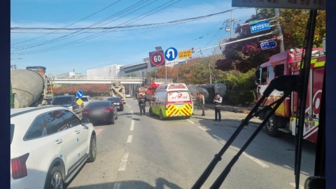 In Pyeongtaek, Gyeonggi Province, a ready-mixed concrete car fell...Traffic lights are out of order.