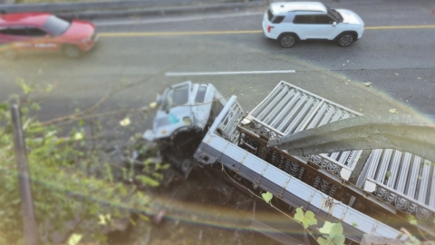 A truck crash down a 5m shaft...The driver's dead.