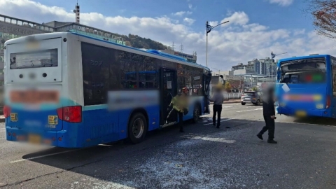 At the bus stop, there's a collision between city buses.15 passengers injured