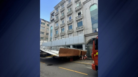 The construction site is covered by strong winds...2 lorries damaged