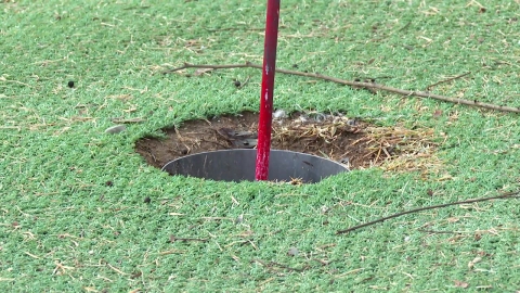 [Reporting Y] "Does non-members make donations?"... "Bongi Kim Sun-dal" at a public park golf course.