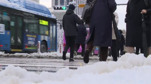 The first snow in Seoul is "Heavy Snow"."Traffic chaos" everywhere on the way to work.