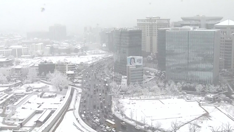 It's the first time in 117 years that snow in November and over 20cm in Seoul...Heavy snow is coming again overnight.