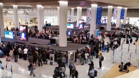 Hundreds of flights canceled and delayed due to heavy snow...Passengers. "Starting."