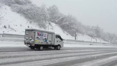 A truck is slipping in the snow...Three-hour vehicle isolation at crane junction