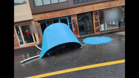 In Jeollabuk-do, the roof water tank and steel plate are blown by strong winds...No one's hurt.