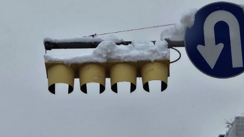 Traffic lights are broken in heavy snow... "I can't see the signal."