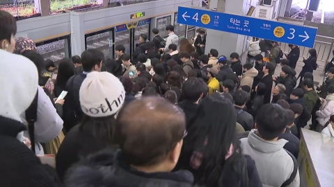 "Preparing to go home early". Subway conditions after heavy snow.