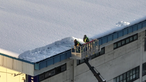 The roof of the Agricultural and Marine Products Center is "shocked" due to heavy snow... "Restoration curtain"