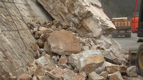 150 tons of rockfall near the Daeseung Falls on Chuncheon National Route 46...road control