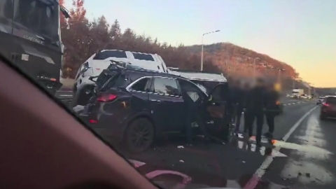 Three cars hit the Jangsu Overpass in Incheon.