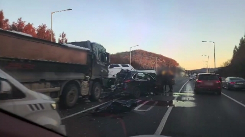 Drunk drivers suddenly stop and crash one after the other.