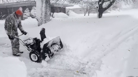 Heavy snow and extreme cold in northeastern U.S.New York and other states of emergency declared.