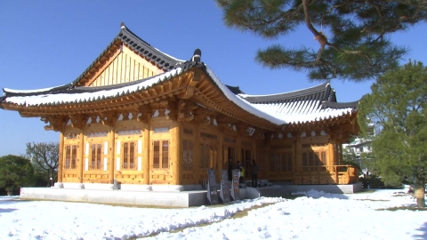 Learn traditional culture at the National Treasure Traditional Hanok Education Center.